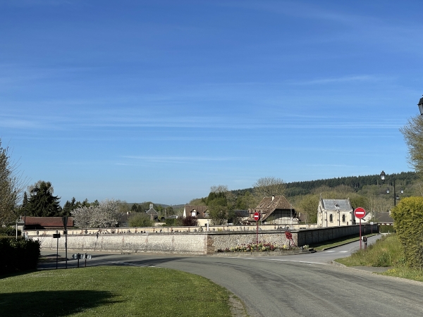 A l'entrée de Charleval, nous tournons à droite sur la petite rue qui longe cette partie du cimetière.