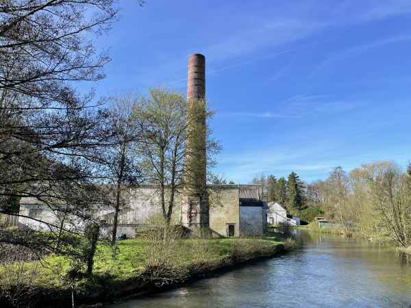Nous retrouvons l'Andelle, avec ici l'ancienne Usine textile du Pont de l'Andelle.