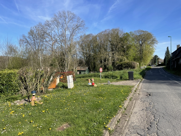 Nous allons sortir des Gournets par le chemin que l'on devine derrière les personnages en pots de fleurs.