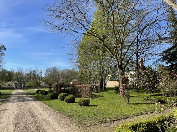 Nous arrivons à Vandrimare, et longeons le château reconstruit au début du XVIIe et dont la façade a été modifiée sous le Premier Empire. Son parc est labelllisé Jardin Remarquable et se visite.