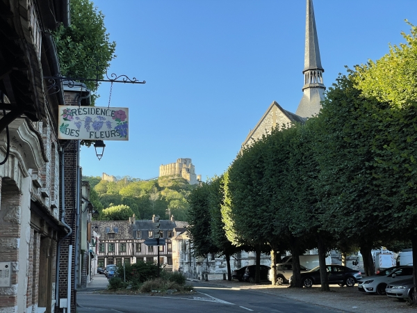 Nous partons du parking de la place Saint-Sauveur d'où nous voyons déjà les ruines de Château Gaillard.
