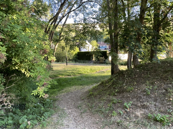 Nous allons chercher la rue des Verriers pour rejoindre la Promenade des Près.