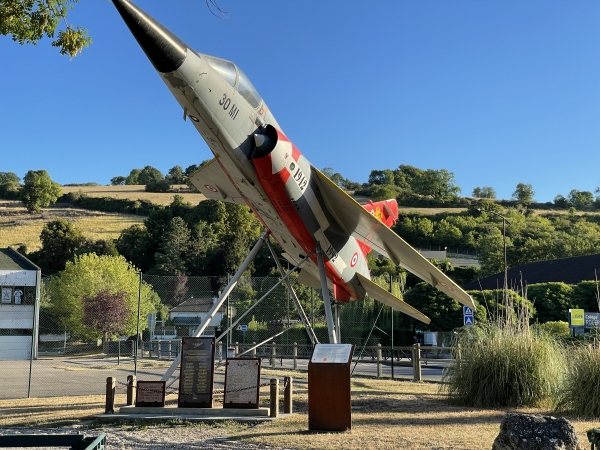 Petit arrêt devant ce Rafale placé là en l'hommage au groupe de chasse Normandie-Niémen, dont le mémorial a été aux Andelys pendant 12 ans, avant de déménager au Bourget.