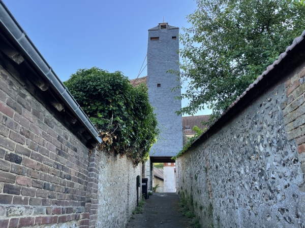 Nous avons tourné vers le nord pour passer sous l'étonnante Tour de l'Horloge (XIXe). La tour abrite toujours le mécanisme de l'horloge de l'église Sainte-Madeleine, détruite à la Révolution. Contrairement à la règle, le cadran affiche le chiffre romain quatre avec 4 bâtons.