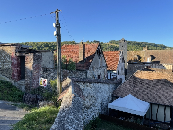 Nous venons de contourner la Ruelle des Remparts, fermée en raison du risque d'effondrement du pignon d'une maison.