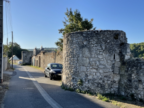 Nous longeons les vestiges des remparts du Grand Andely (XIe). La petite rue a remplacé le fossé.