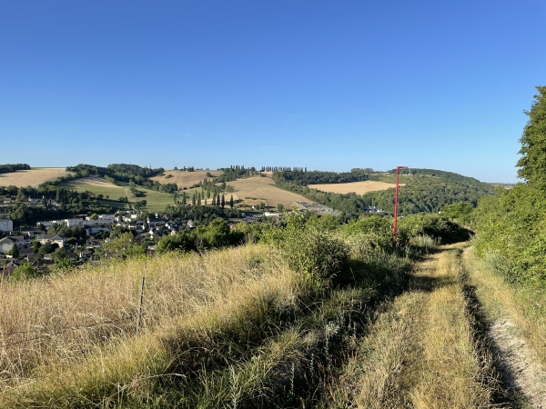 Regard arrière sur la Côte du Mesnil, les coteaux et la vallée du Gambon.