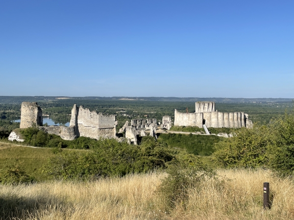 Notre itinéraire a rejoint celui du GR2. Le spectacle est grandiose. On imagine le château avant sa ruine... Le chemin est parfaitement entretenu, contrairement à ce que peut laisser croire la photo !