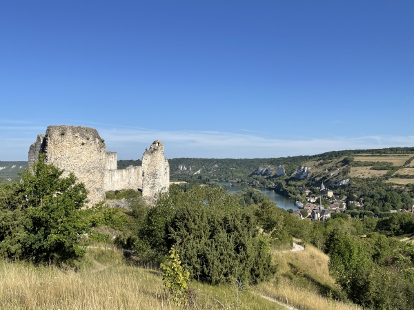Nous allons contourner l'ouvrage avancé défensif pour rejoindre la haute-cour. Cet ouvrage avancé était aussi l'entrée du château et jouait donc le rôle de barbacane du côté le plus vulnérable.