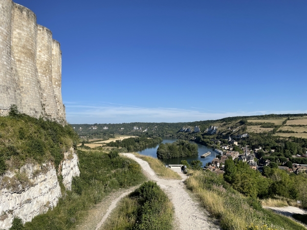 Nous quittons le château en suivant le chemin qui descend devant nous.