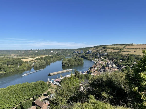 Panorama sur la Seine et le Petit Andely. Devant nous se trouve l'Île du Château, où se trouvait les fortifications qui verrouillaient la Seine.