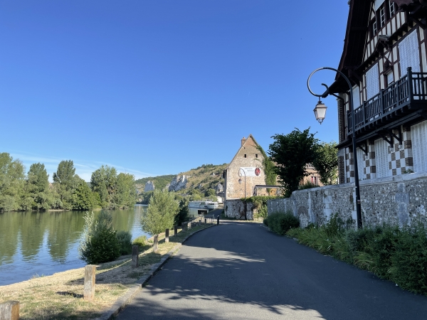 Nous voilà sur le charmant quai Grimoult. Au niveau de la place Saint-Sauveur, nous quitterons le bord de Seine pour fermer la boucle.