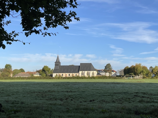 Nous n'allons pas jusqu'à la maison forestière mais restons en forêt, et longeons Houppeville, dont on voit ici l'église Notre-Dame-de-l'Assomption. Construite au XIe siècle, son choeur est refait au XVIe, nettement plus haut que la nef.