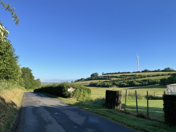 Nous partons du parking du centre bourg, et quittons Flamets-Fretils par la D36.