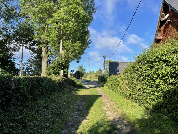 Nous arrivons à Graval, dont nous voyons les premières maisons. Nous allons traverser le village pour trouver le prochain chemin.