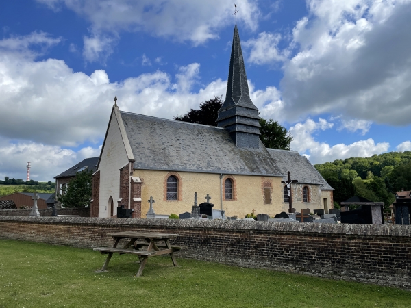 Nous longeons l'église Saint-Pierre (XVIIIe) pour retrouver le parking.
