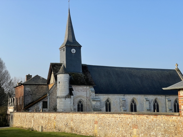 Nous commençons par suivre le petite rue du Chemin de la Vierge, qui passe devant l'église Notre-Dame de Corneville-sur-Risle.