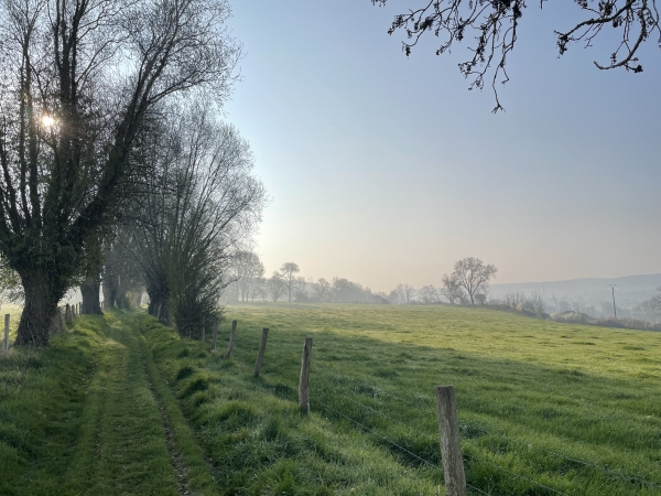 Nous traversons la D130 et montons le délicieux chemin des Coudriers. Le chemin monte vers les Cabots, et offre ses panoramas sur la vallée de la Risle.