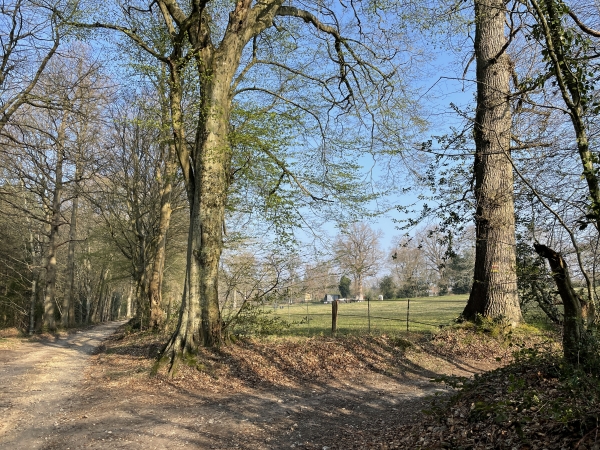Le GR224 nous fait tourner ici à droite vers le hameau de Aptuy.