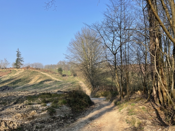 Nous traversons la route de l'Epine et continuons en face.