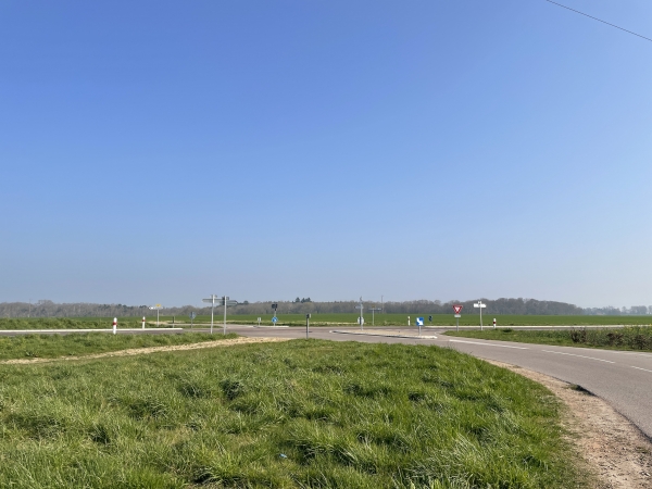 Le chemin de la Valéserie, qui permettait de rejoindre Le Quesney, est désormais clôturé. Il faut continuer sur le Chemin du Carillon pour traverser la D675 à ce carrefour.