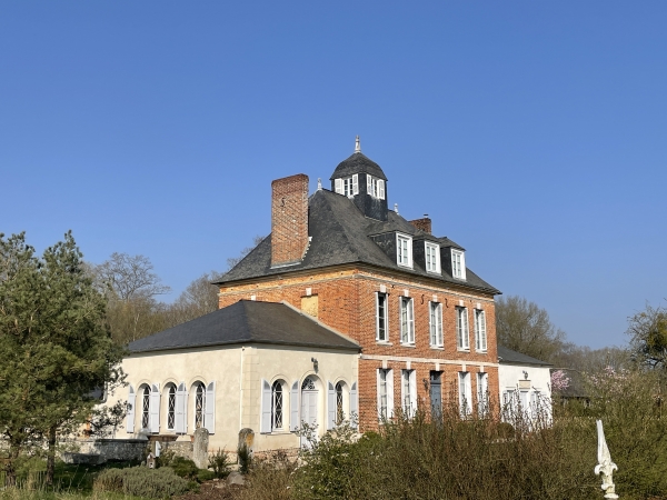 Au Quesney, cette maison est équipée d'une sorte d'observatoire sur son toit !