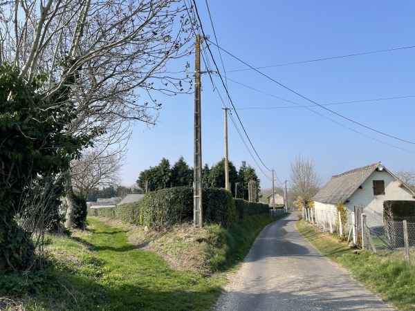 Saint-Laurent, rue des Courts Vals, nous allons prendre à gauche ce chemin vers le bois de la Côte.