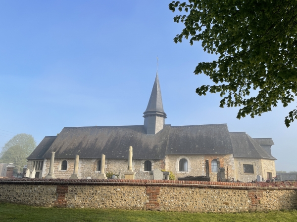 Nous partons du petit parking de l'église Saint-Aubin (XVIIe) d'Ymare. L'église et l'allée faisaient partie du château des seigneurs de Rouville.