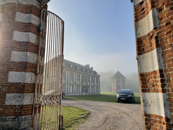 Le château des seigneurs de Rouville a été détruit. La bergerie a été transformée en logement et on distingue le colombier.