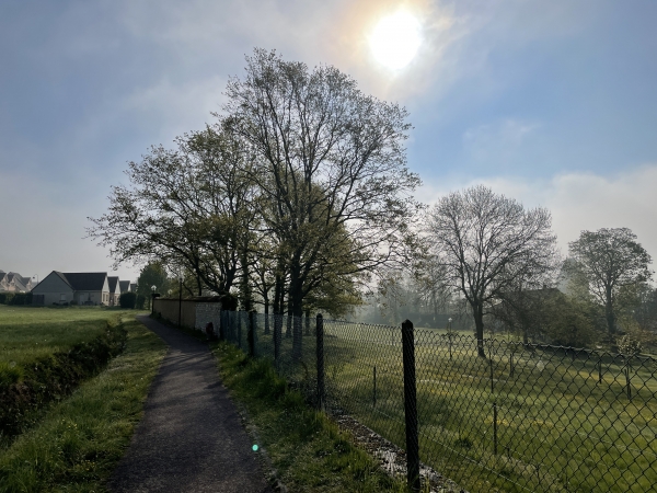 La rue de la Garenne devient un chemin le long du parc de la mairie d'Alizay.