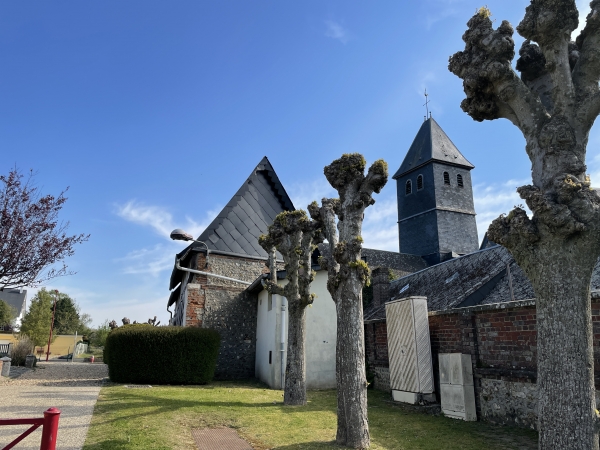 Nous arrivons à Quévreville-la-Poterie, dont on voit la clocher de l'église Notre-Dame.