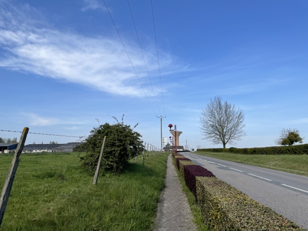 La D13, rue du Calvaire, bénéficie d'un chemin piétonnier protégé.