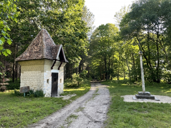 Nous longeons la Chapelle de la Mère Dieu. La légende raconte que la première chapelle fut érigée ici par Philibert, fondateur de l'abbaye de Jumièges. La chapelle actuelle date du XVIIIe siècle.