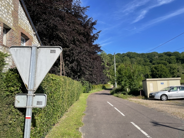 Comme on le voit, nous sommes toujours sur le GR23A. Nous venons de traverser la D982 et suivons le chemin du Taillis.