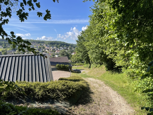 Nous arrivons dans la vallée. On voit, en face, les maisons de Yainville.