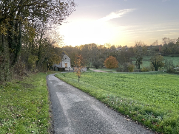 Nous descendons vers l'église Sainte Colombe isolée entre Champenard et Ste-Colombe-près-Vernon.