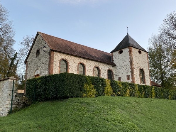 L'église Sainte-Colombe actuelle, du XIXe, remplace l'église précédente, située au même endroit. Une première église est attestée ici au début du XIe siècle.