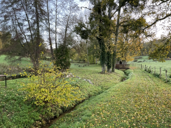 Non loin de l'église, l'ancien lavoir sur le Ru a été restauré par des bénévoles. A gauche du lavoir on peut voir un espace de pique-nique près d'un étang. Notre chemin est juste derrière nous.