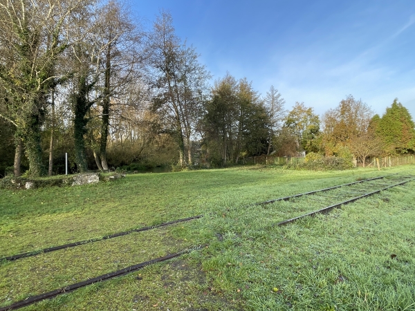 Nous traversons l'ancienne voie ferrée de la ligne de Gisors à Pacy-sur-Eure. Elle est régulièrement utilisée par l'association du Chemin de Fer de la Vallée d'Eure qui propose de découvrir la vallée en vélo-rail.