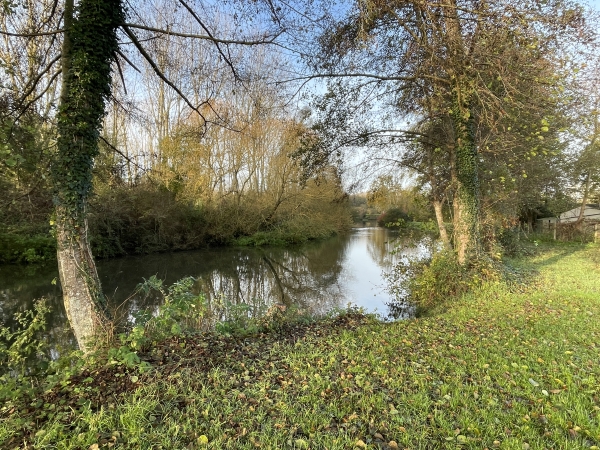 Nous arrivons au bord de l'Eure, cadre idéal pour une pose.