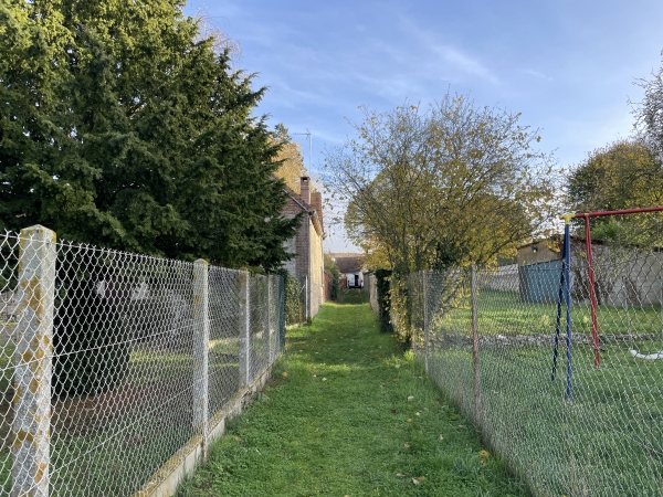 Nous quittons la rue de l'Avenir et suivons le Sentier Grumel.