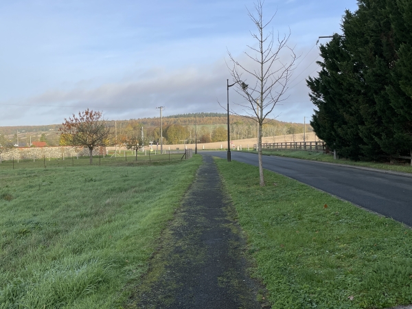 Nous suivons maintenant l'accotement aménagé de la rue Yves Montand. Le mur, à gauche, est tout ce qu'il reste du château des barons de la Boulaye, détruit en 1840.