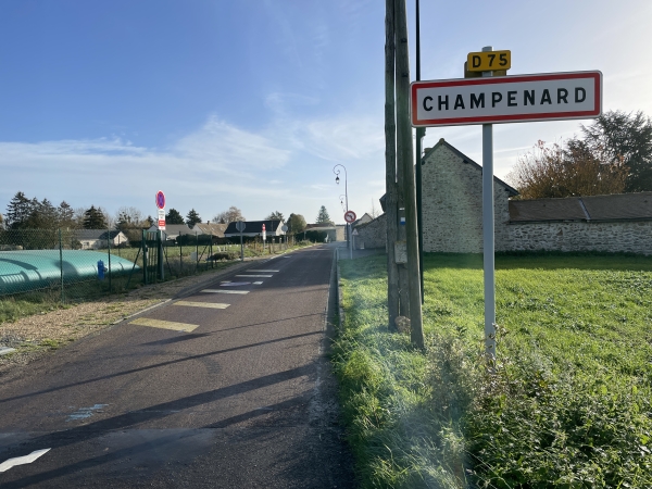Nous entrons dans Champenard par la D75.