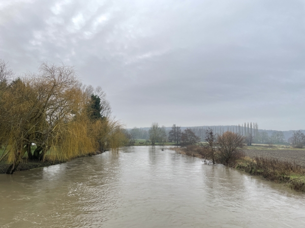 Nous partons du parking de l'église Saint-Martin (XIIe, XVIe), suivons la rue du Pel et traversons l'Eure.