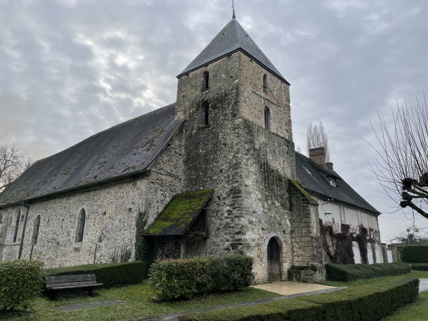 Nous longeons l'église Saint-Denis en direction de la rue des Garennes.