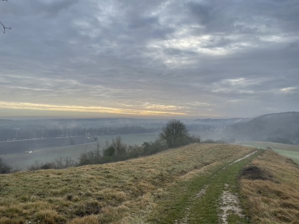 Au sommet, nous suivons le chemin de crête vers le sud. Nous dominons la vallée de l'Eure à gauche. A droite, quelque part dans la brume, se trouve l'Obélisque commémorative de la bataille d'Ivry.