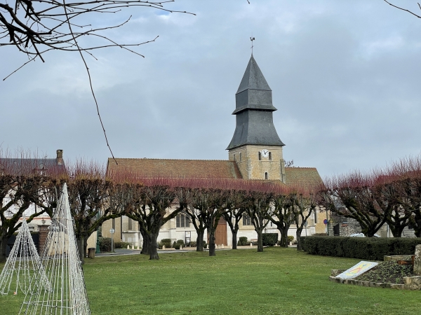 Nous traversons Garennes-sur-Eure, avec ici l'église Saint-Aignan (XVIe).