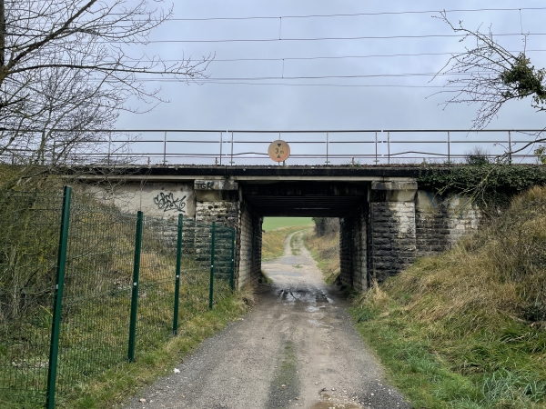 Après le silo, nous passons sous la ligne Paris-Cherbourg, et allons tourner à gauche juste après le pont.
