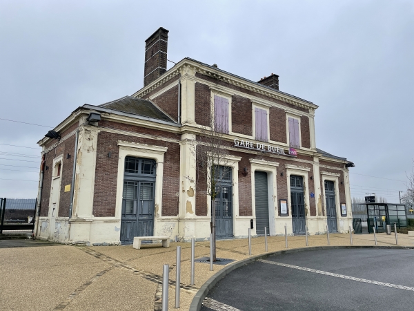 Gare de Bueil sur la ligne Paris-Cherbourg. Après la gare, nous allons passer sous la voie ferrée pour la longer de l'autre côté.