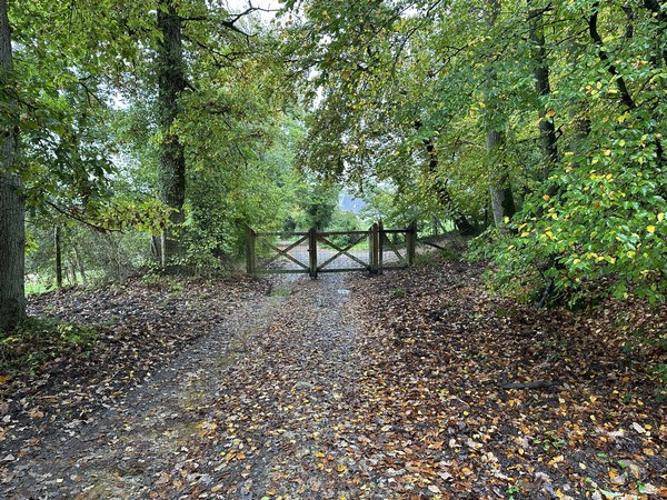 Pas de panique avec la barrière, elle est équipée d'un portail piéton.